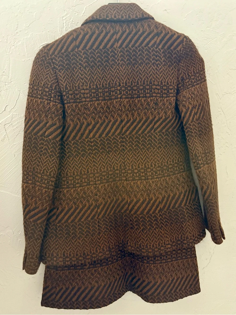 CHANEL 2000 Brown and Black Tweed Wool-skirt suit with belt